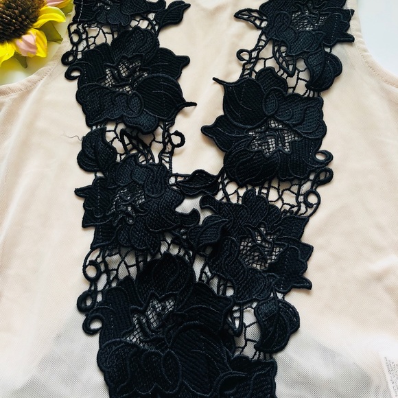 Sheer-Nude/ Black V Floral Lace Print Body Suit - Picture 3 of 8